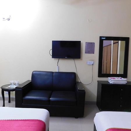 Hotel Tourist Inn Lahore Bagian luar foto